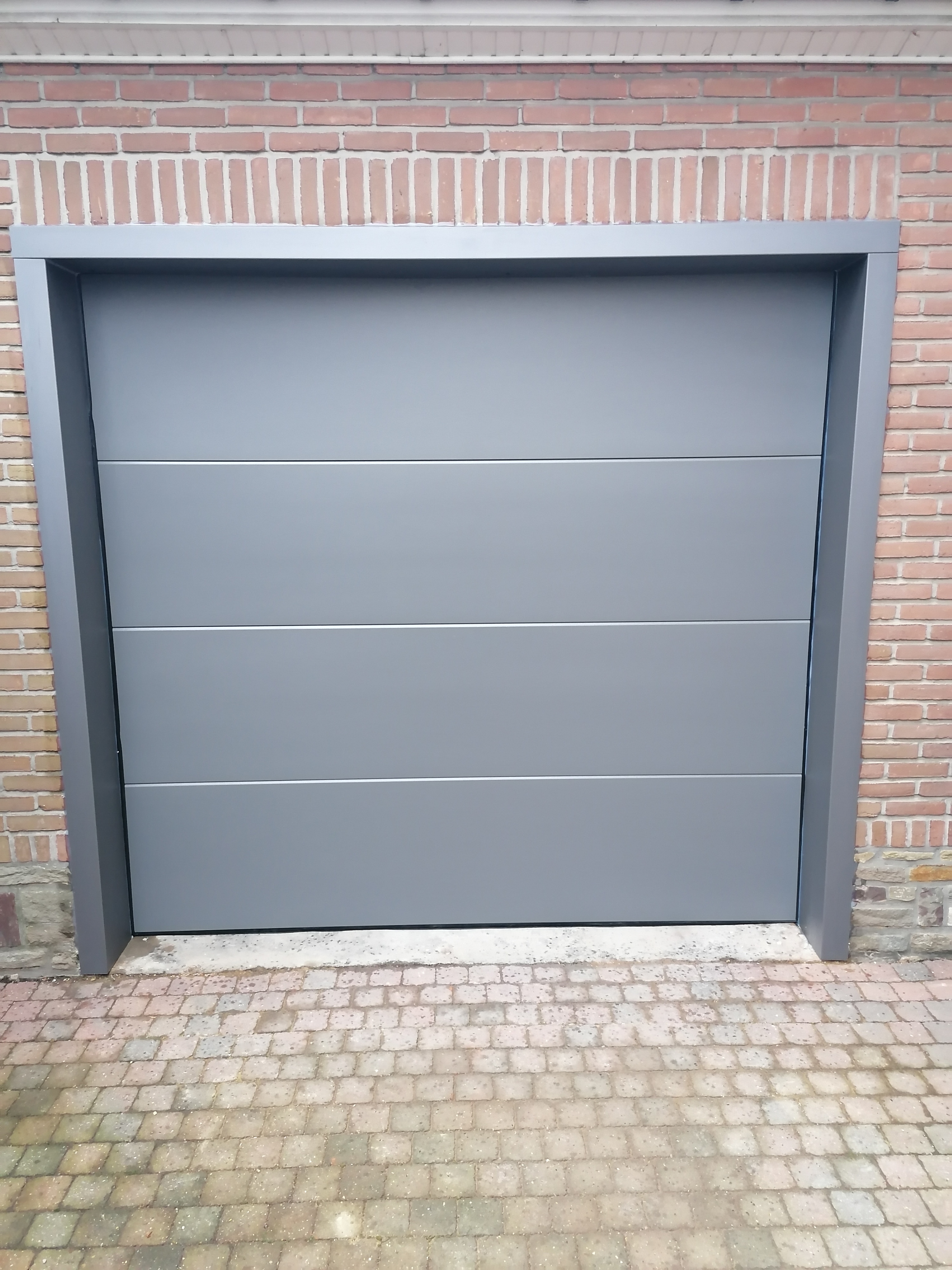 installateurs van sectionale poorten Oudenaarde Marjo Watthe aluminiumschrijnwerk