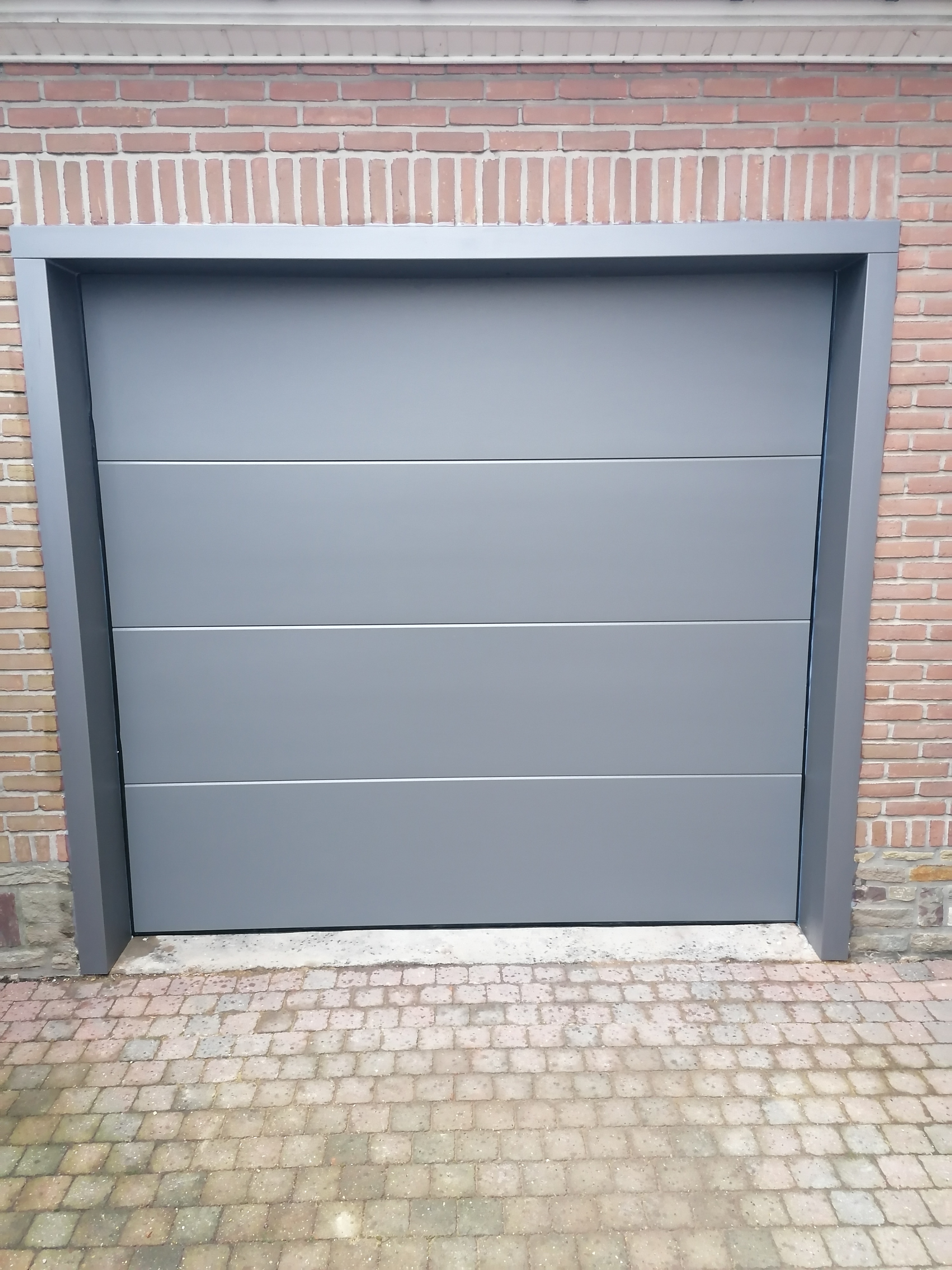 installateurs van sectionale poorten Nederzwalm-Hermelgem Marjo Watthe aluminiumschrijnwerk